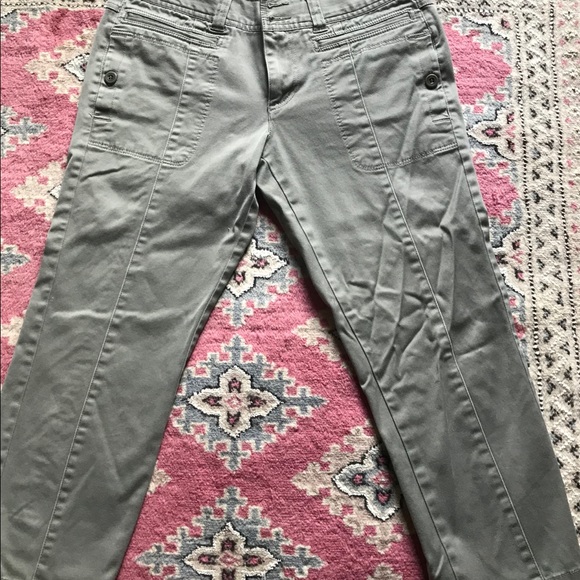 Uniqlo Pants - Uniqlo grey capri pants